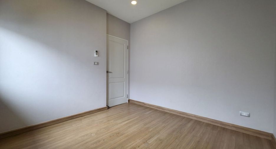 For sale 4 bedrooms house in Lat Krabang, Bangkok