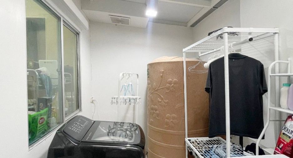 For sale 3 bedrooms townhouse in Mueang Samut Prakan, Samut Prakan