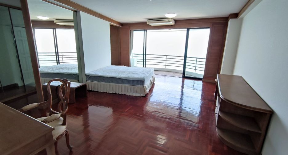 For rent 4 bedrooms condo in Pratumnak, Pattaya