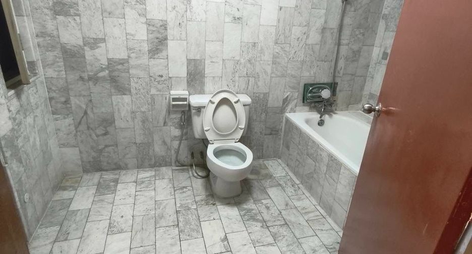 For rent 3 bedrooms condo in Watthana, Bangkok
