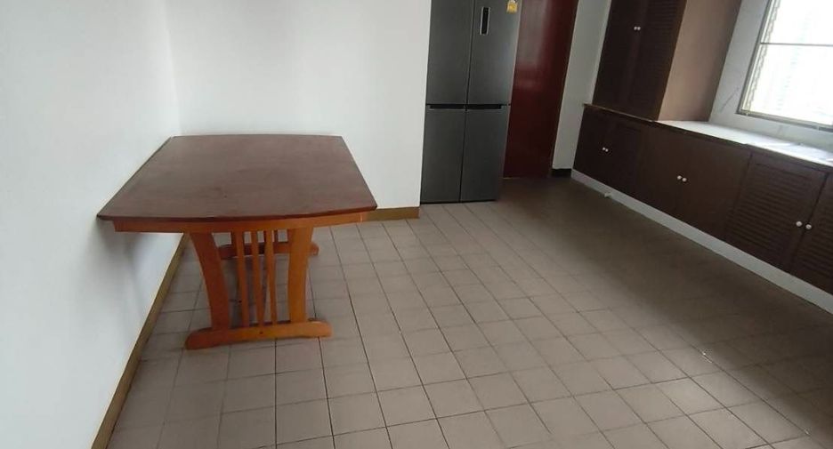 For rent 3 bedrooms condo in Watthana, Bangkok