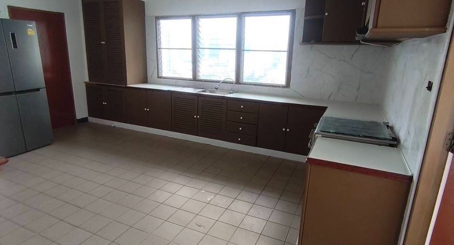 For rent 3 bedrooms condo in Watthana, Bangkok