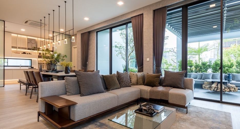 For rent and for sale 4 bedrooms townhouse in Saphan Sung, Bangkok