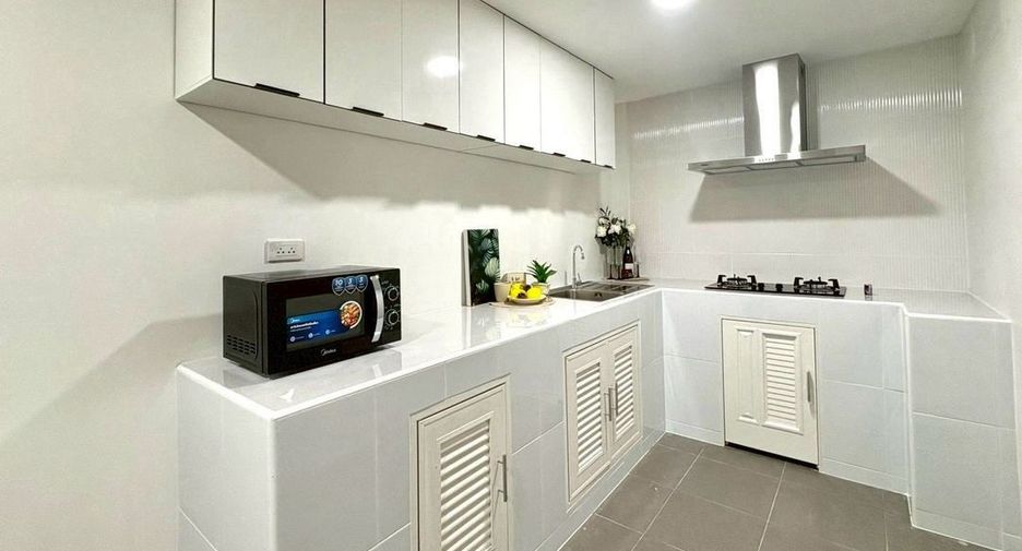 For rent 4 ベッドルーム townhouse in Huai Khwang, Bangkok
