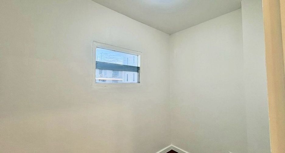For rent 4 ベッドルーム townhouse in Huai Khwang, Bangkok