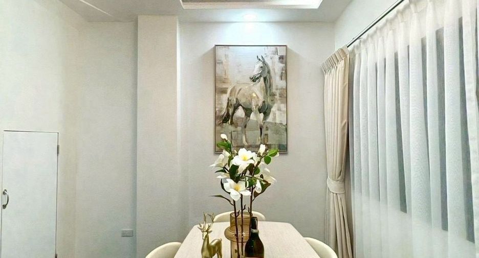 For rent 4 ベッドルーム townhouse in Huai Khwang, Bangkok