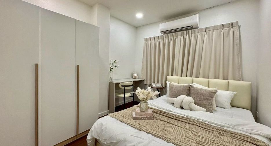 For rent 4 ベッドルーム townhouse in Huai Khwang, Bangkok