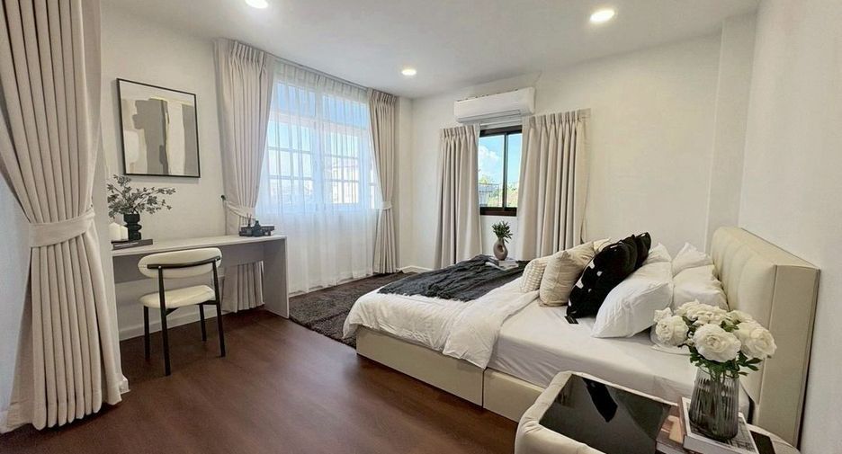 For rent 4 ベッドルーム townhouse in Huai Khwang, Bangkok