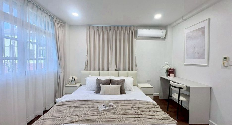 For rent 4 ベッドルーム townhouse in Huai Khwang, Bangkok