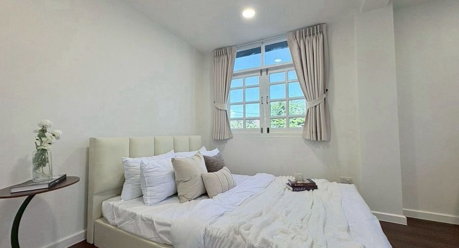 For rent 4 ベッドルーム townhouse in Huai Khwang, Bangkok