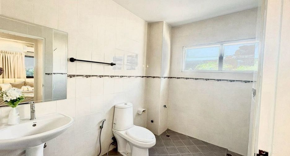 For rent 4 ベッドルーム townhouse in Huai Khwang, Bangkok
