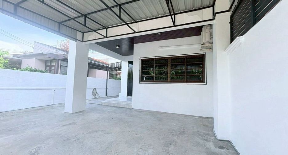 For rent 4 ベッドルーム townhouse in Huai Khwang, Bangkok
