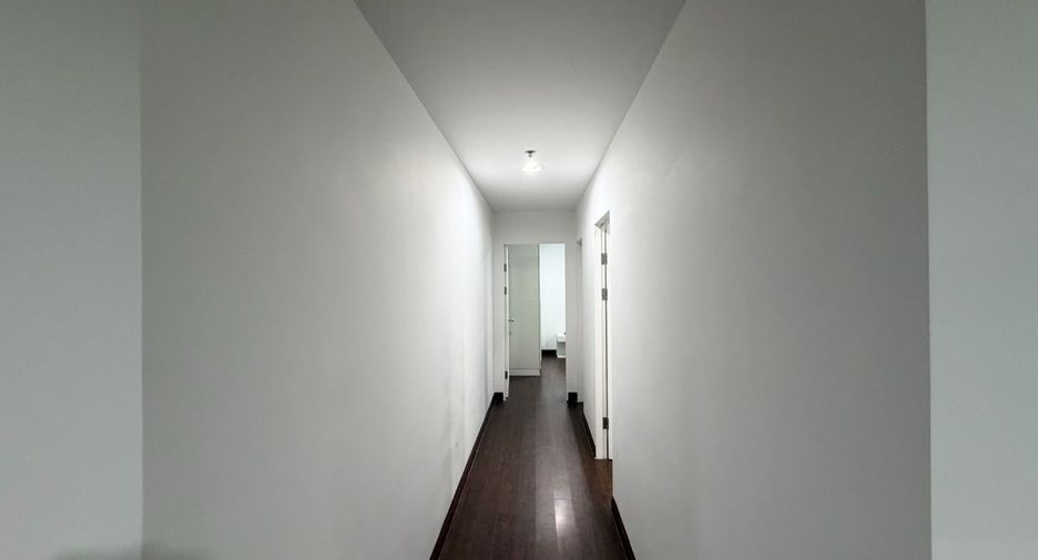 À louer 2 chambres condo à Huai Khwang, Bangkok