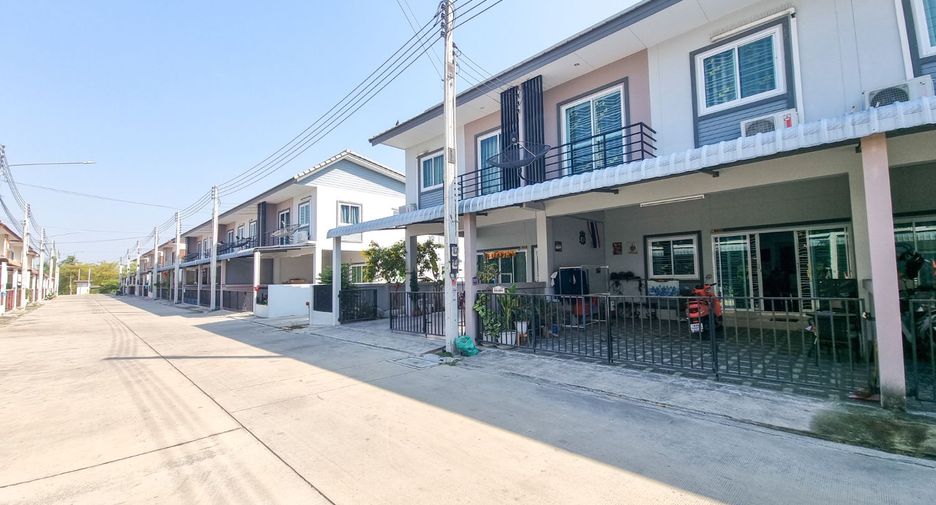 À vendre 3 chambres maison de ville à Mueang Chon Buri, Chonburi