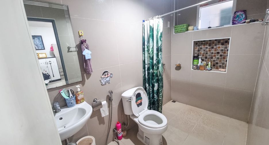 À vendre 3 chambres maison de ville à Mueang Chon Buri, Chonburi