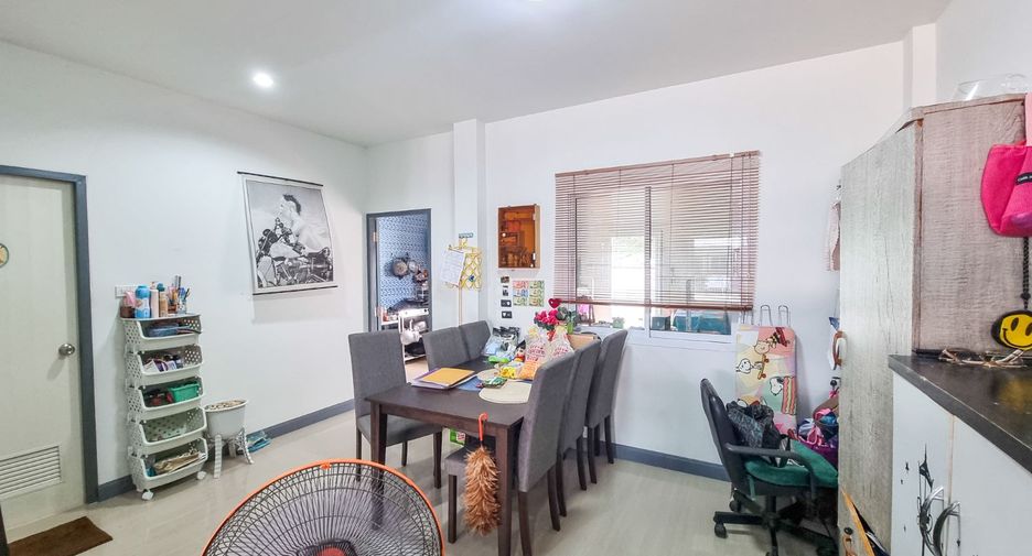 À vendre 3 chambres maison de ville à Mueang Chon Buri, Chonburi
