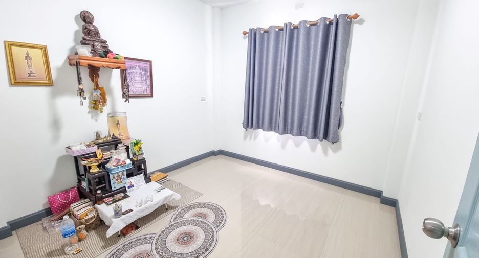 À vendre 3 chambres maison de ville à Mueang Chon Buri, Chonburi