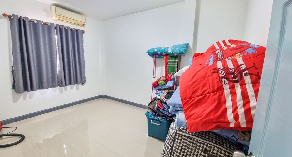 À vendre 3 chambres maison de ville à Mueang Chon Buri, Chonburi