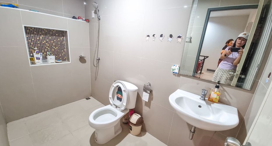 À vendre 3 chambres maison de ville à Mueang Chon Buri, Chonburi