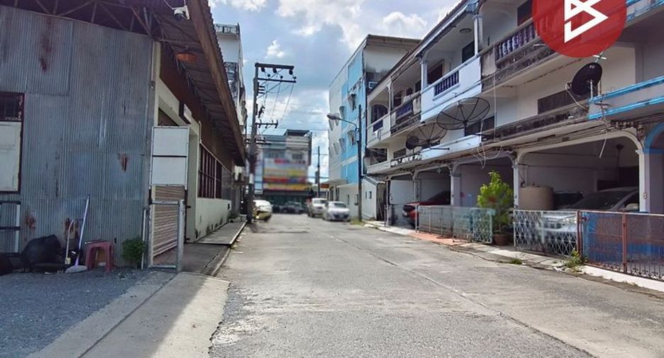 Casa adosada en venta de 3 habitaciones en Mueang Nakhon Si Thammarat, Nakhon Si Thammarat
