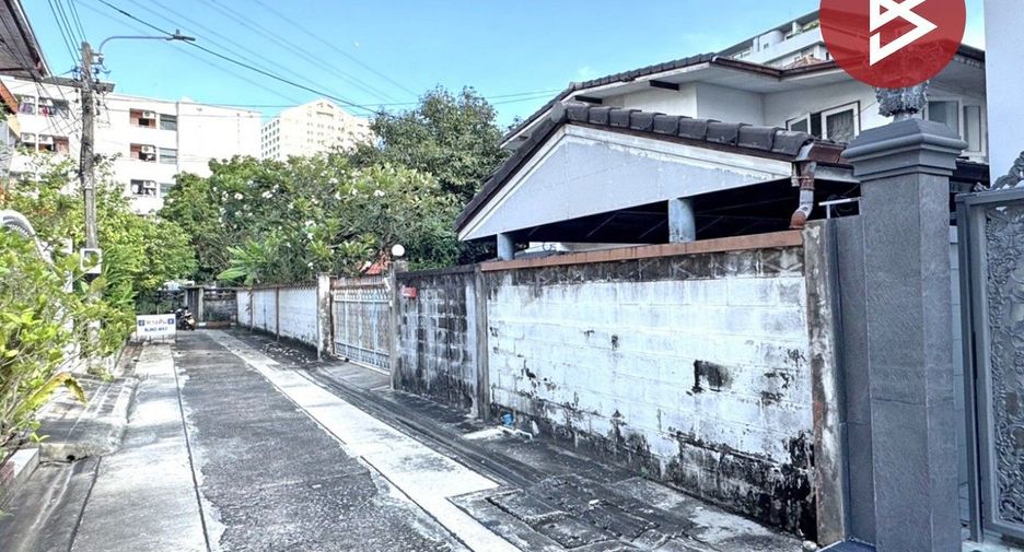 Haus zum Kauf mit 5 Zimmer in Huai Khwang, Bangkok