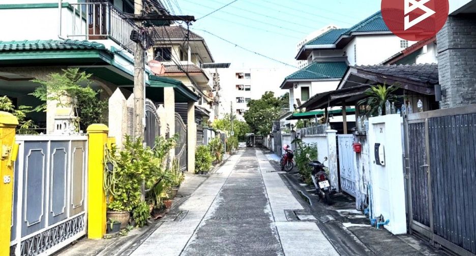Haus zum Kauf mit 5 Zimmer in Huai Khwang, Bangkok