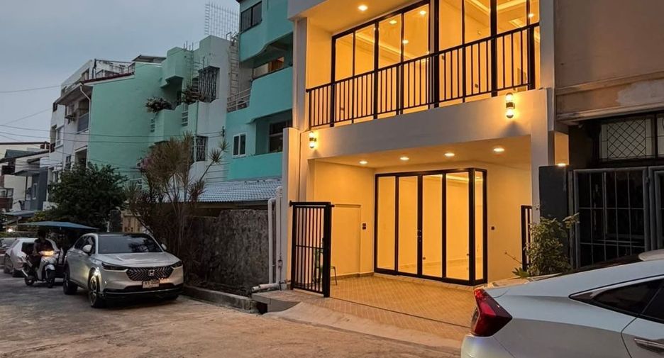 For sale 4 bedrooms townhouse in South Pattaya, Pattaya