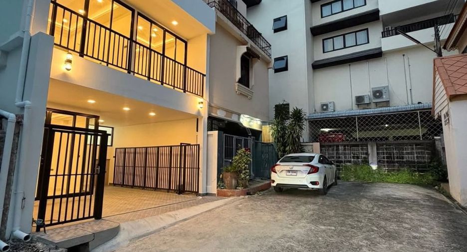 For sale 4 bedrooms townhouse in South Pattaya, Pattaya
