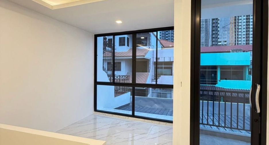 For sale 4 bedrooms townhouse in South Pattaya, Pattaya