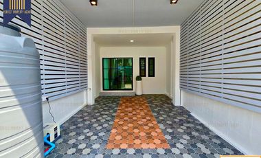Casa adosada en venta de 3 habitaciones en Khlong Sam Wa, Bangkok