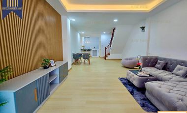 Casa adosada en venta de 3 habitaciones en Khlong Sam Wa, Bangkok