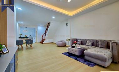 Casa adosada en venta de 3 habitaciones en Khlong Sam Wa, Bangkok