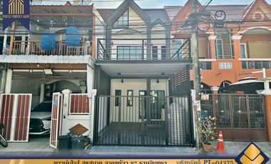 Casa adosada en venta de 3 habitaciones en Wang Thonglang, Bangkok