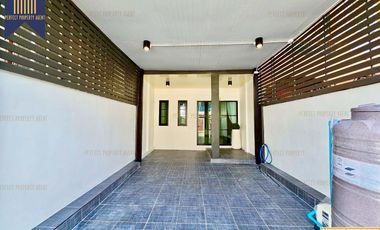 Casa adosada en venta de 3 habitaciones en Wang Thonglang, Bangkok