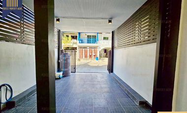 Casa adosada en venta de 3 habitaciones en Wang Thonglang, Bangkok