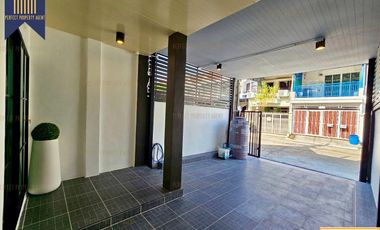 Casa adosada en venta de 3 habitaciones en Wang Thonglang, Bangkok