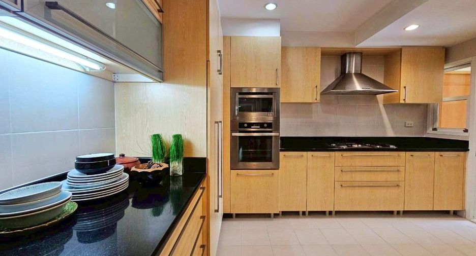 Apartamento en alquiler de 3 habitaciones en Khlong Toei, Bangkok