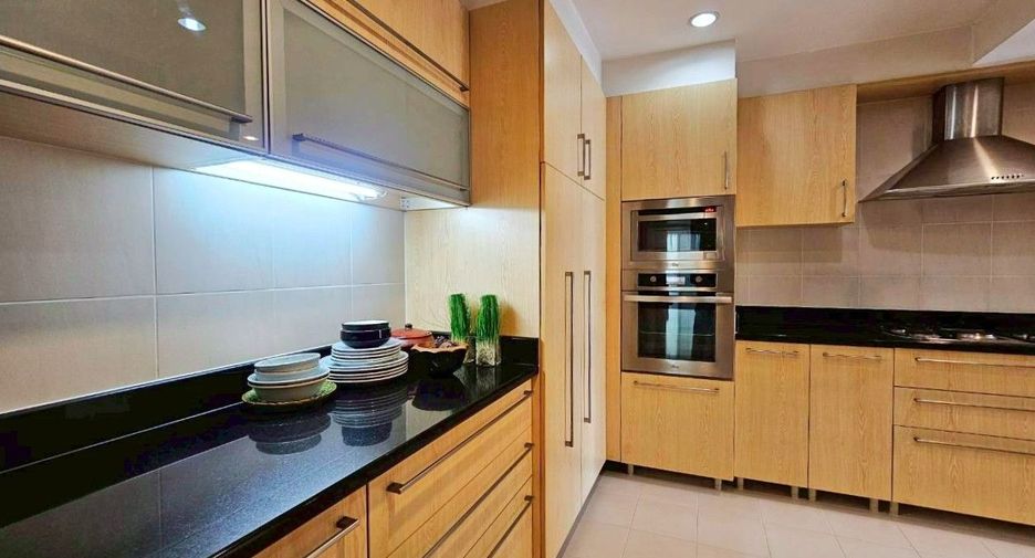 Apartamento en alquiler de 3 habitaciones en Khlong Toei, Bangkok