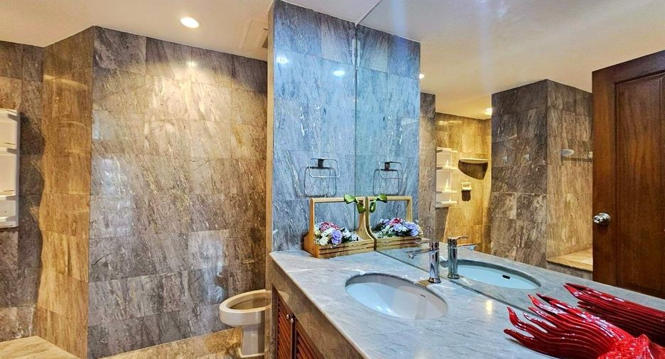 For rent 4 bedrooms apartment in Khlong Toei, Bangkok