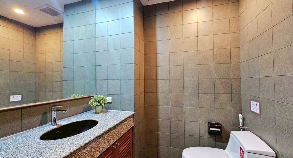 For rent 4 bedrooms apartment in Khlong Toei, Bangkok