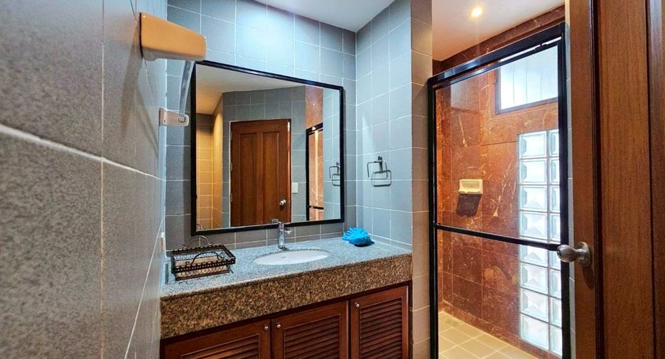 For rent 4 bedrooms apartment in Khlong Toei, Bangkok