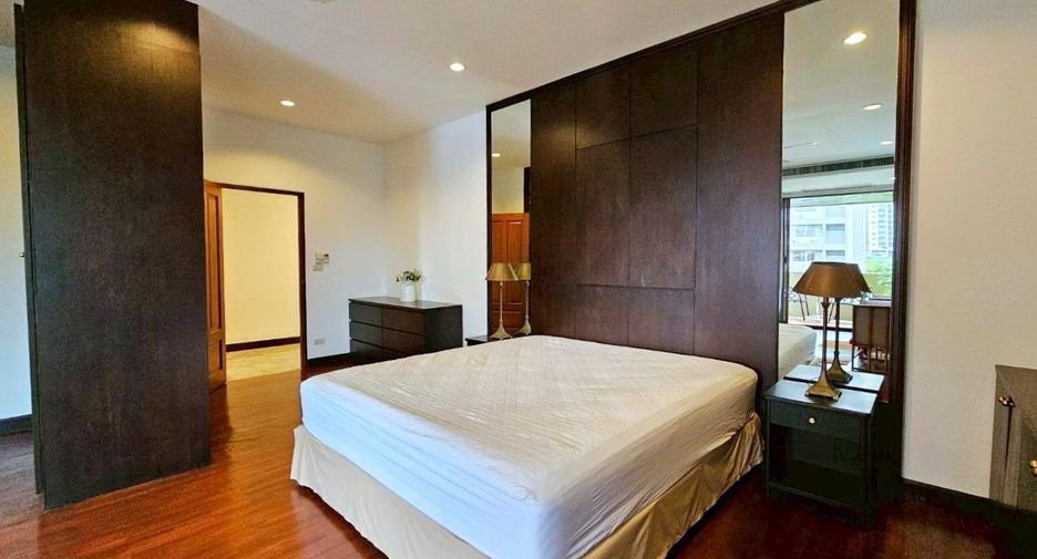 For rent 4 bedrooms apartment in Khlong Toei, Bangkok