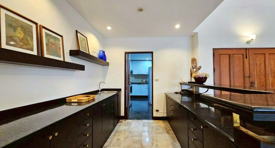 For rent 4 bedrooms apartment in Khlong Toei, Bangkok