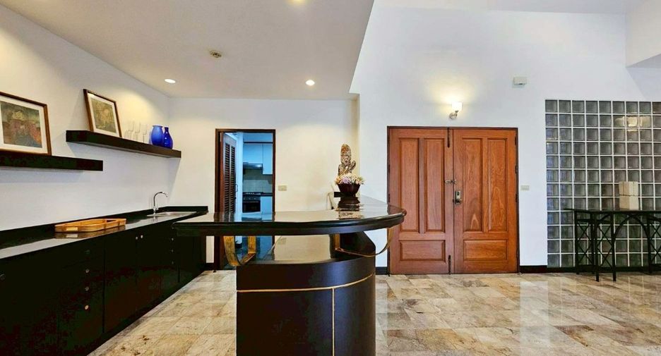 For rent 4 bedrooms apartment in Khlong Toei, Bangkok