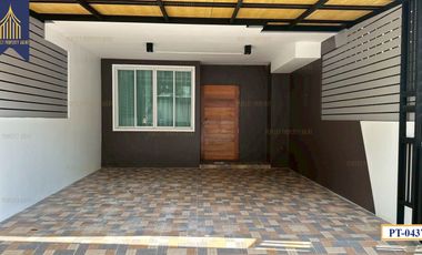 Casa adosada en venta de 3 habitaciones en Lat Phrao, Bangkok