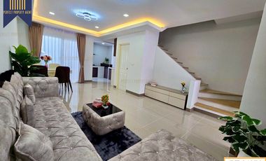 Casa adosada en venta de 3 habitaciones en Lat Phrao, Bangkok