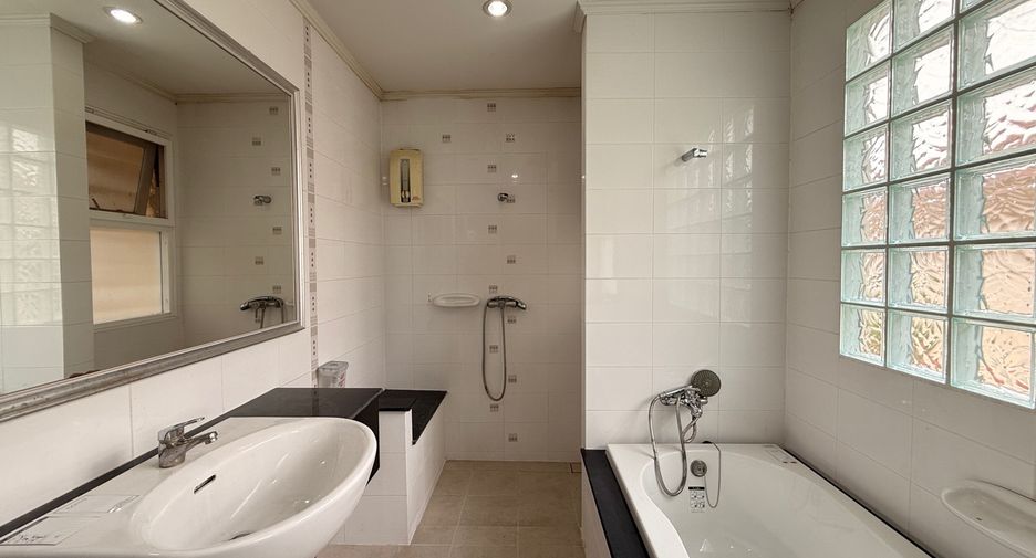 For rent 4 bedrooms house in Mueang Chiang Mai, Chiang Mai