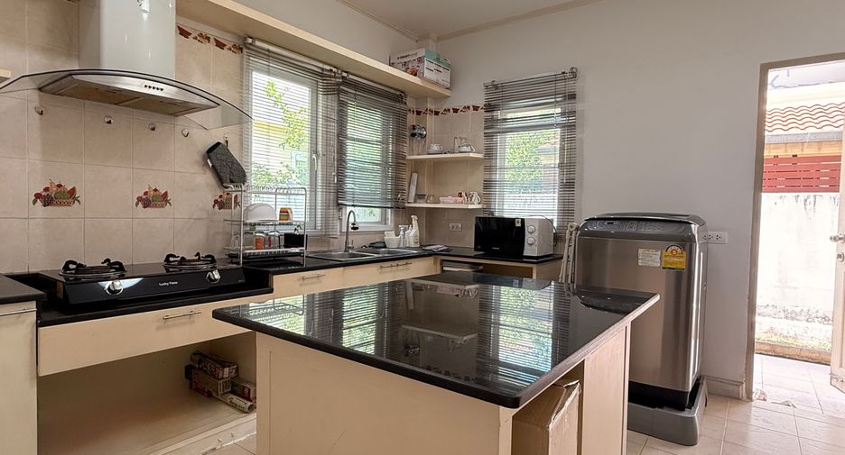 For rent 4 bedrooms house in Mueang Chiang Mai, Chiang Mai