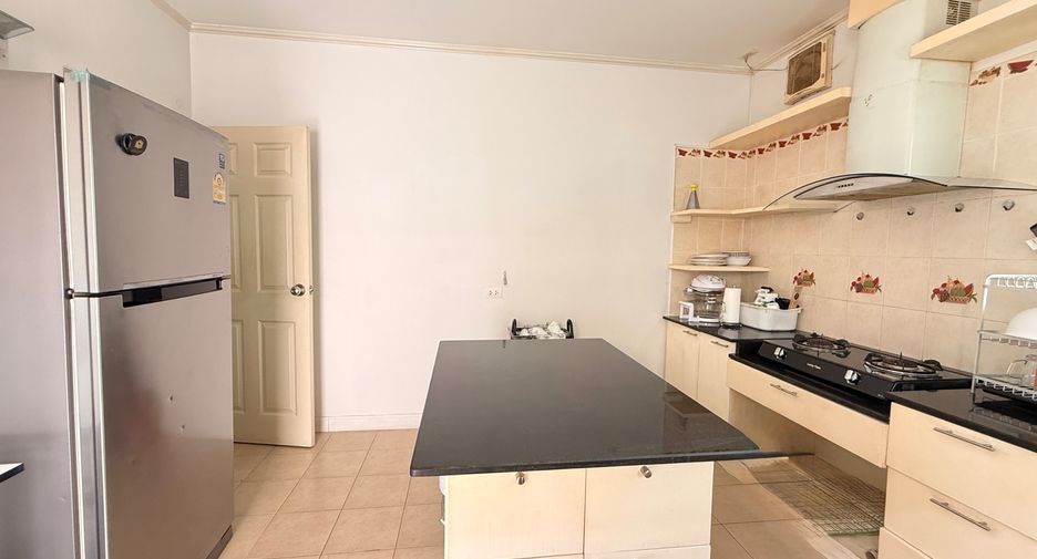 For rent 4 bedrooms house in Mueang Chiang Mai, Chiang Mai