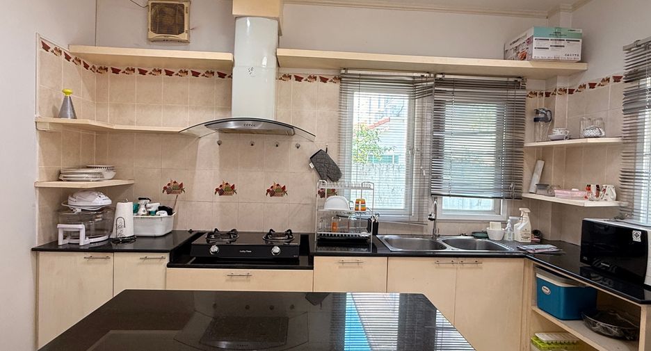 For rent 4 bedrooms house in Mueang Chiang Mai, Chiang Mai